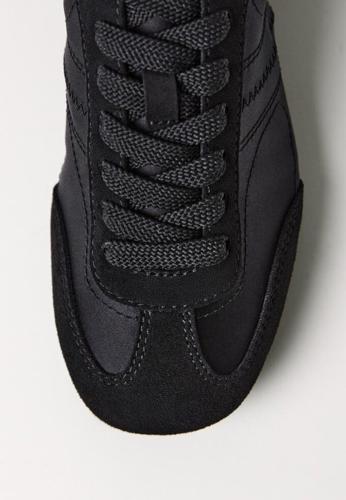 Sneakers med fin sula i satineffekt