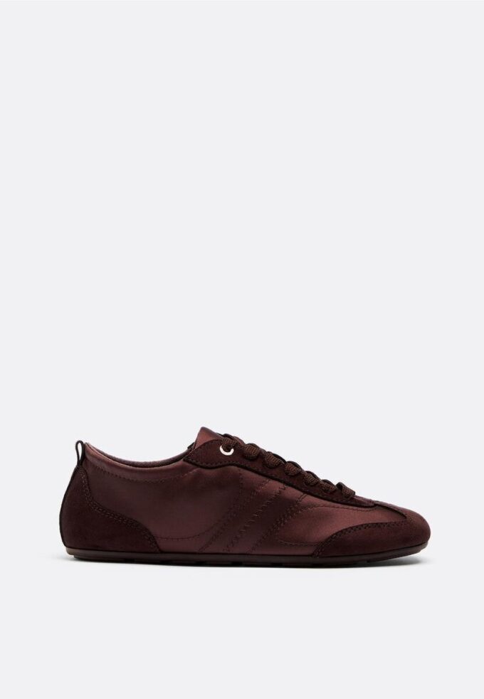 Sneakers med fin sula i satineffekt