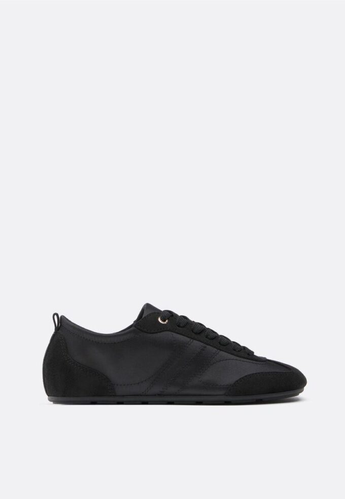 Sneakers med fin sula i satineffekt