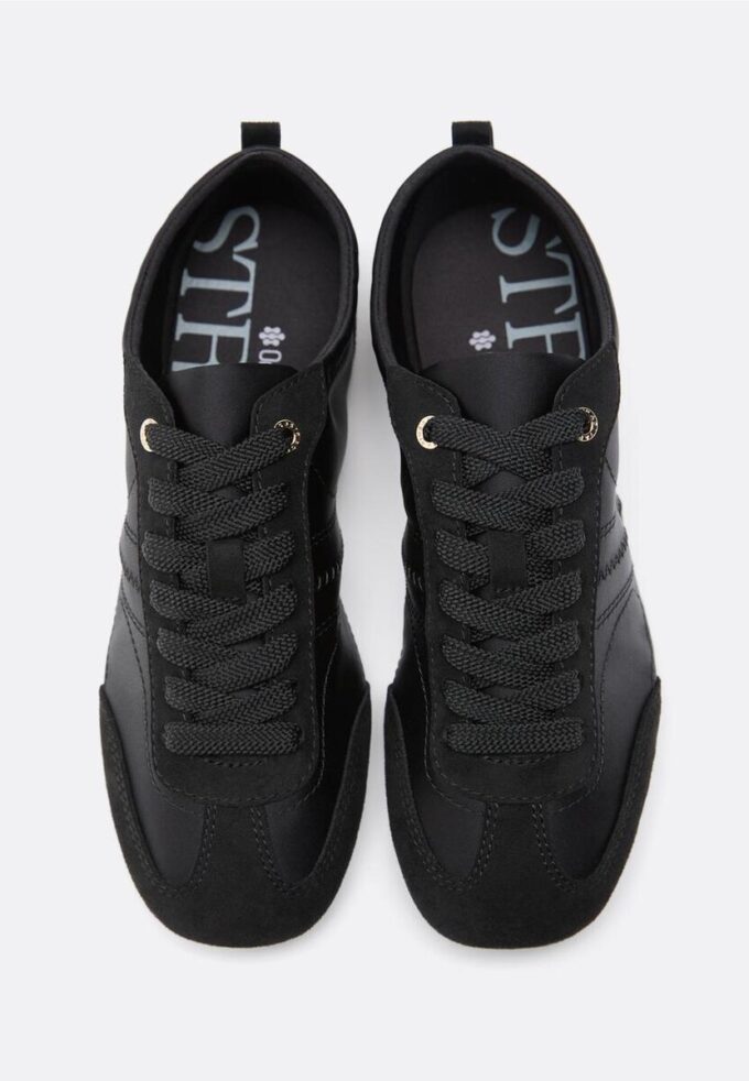 Sneakers med fin sula i satineffekt
