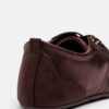 Sneakers med fin sula i satineffekt