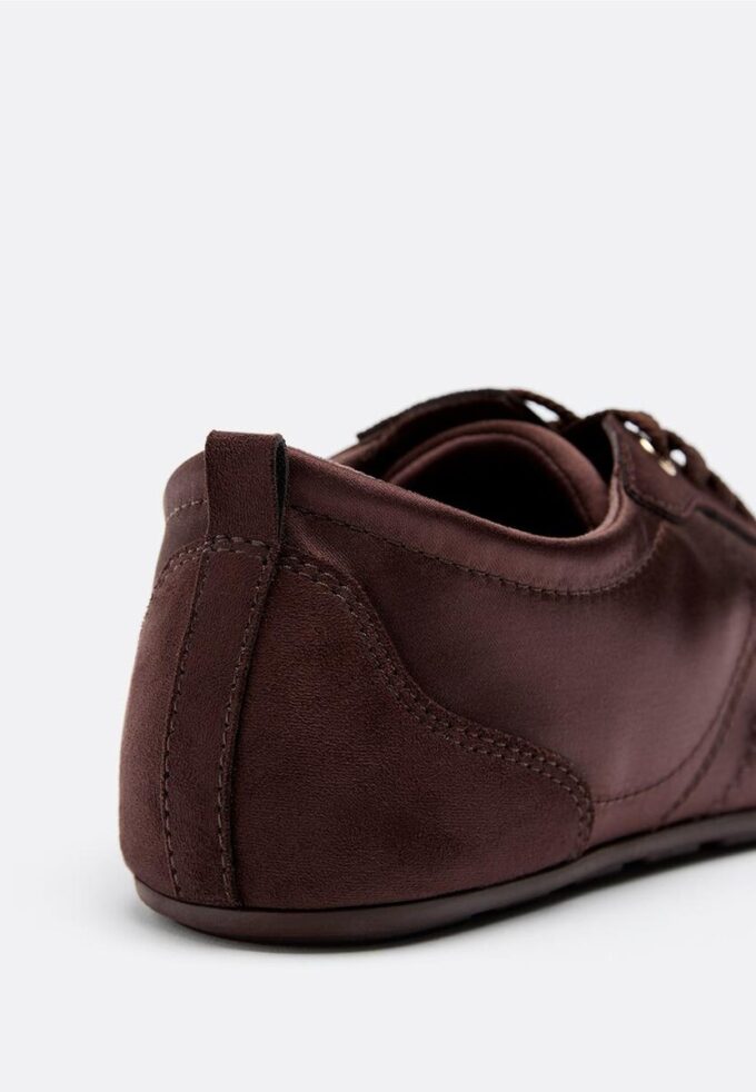 Sneakers med fin sula i satineffekt