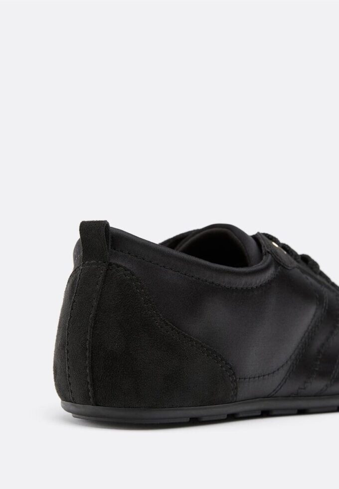 Sneakers med fin sula i satineffekt
