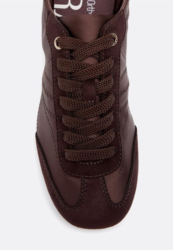 Sneakers med fin sula i satineffekt