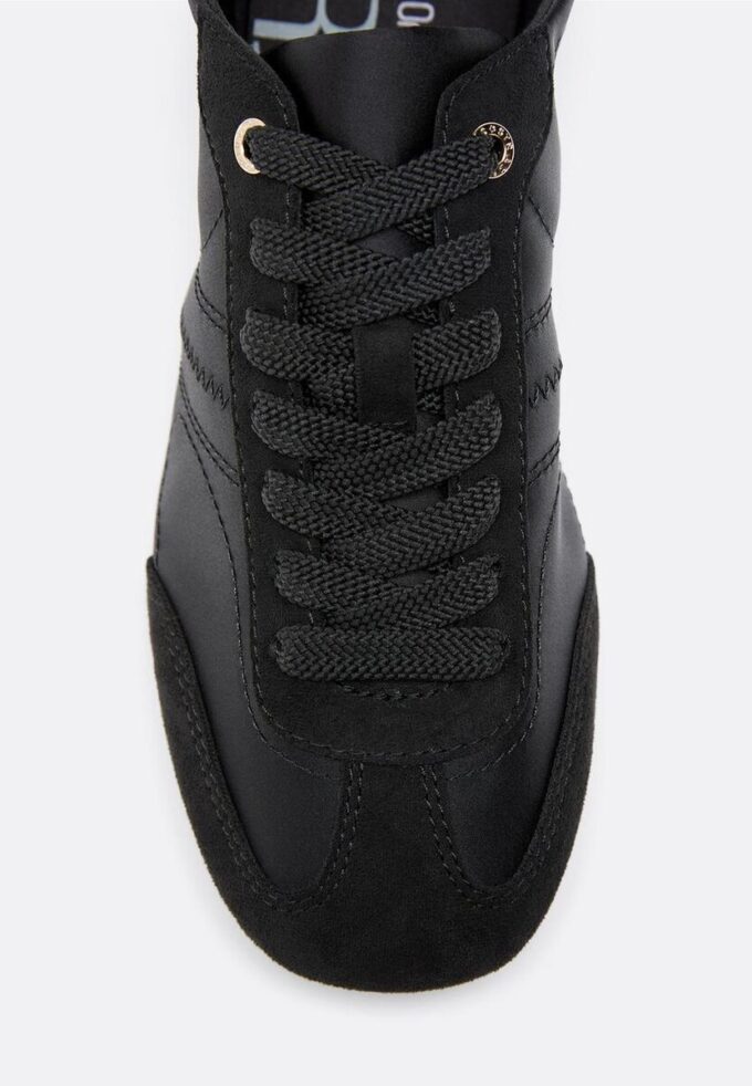 Sneakers med fin sula i satineffekt