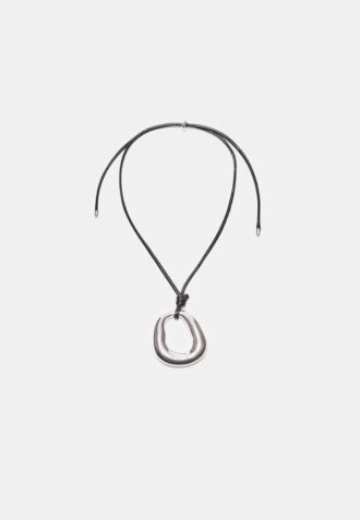 Snörhalsband med berlock