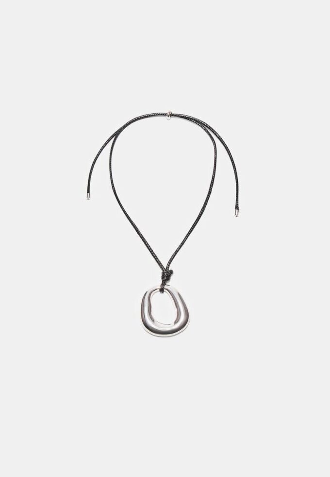 Snörhalsband med berlock