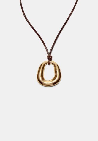 Snörhalsband med berlock