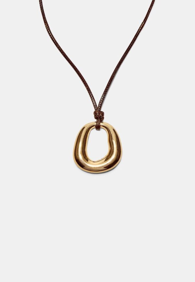 Snörhalsband med berlock