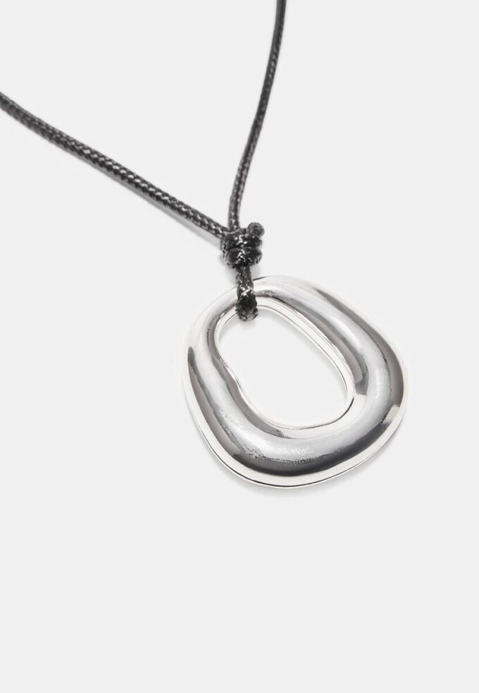 Snörhalsband med berlock
