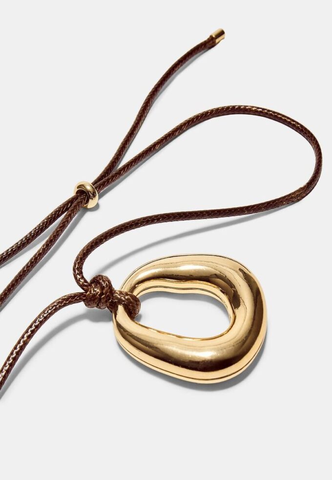 Snörhalsband med berlock