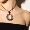 Snörhalsband med berlock