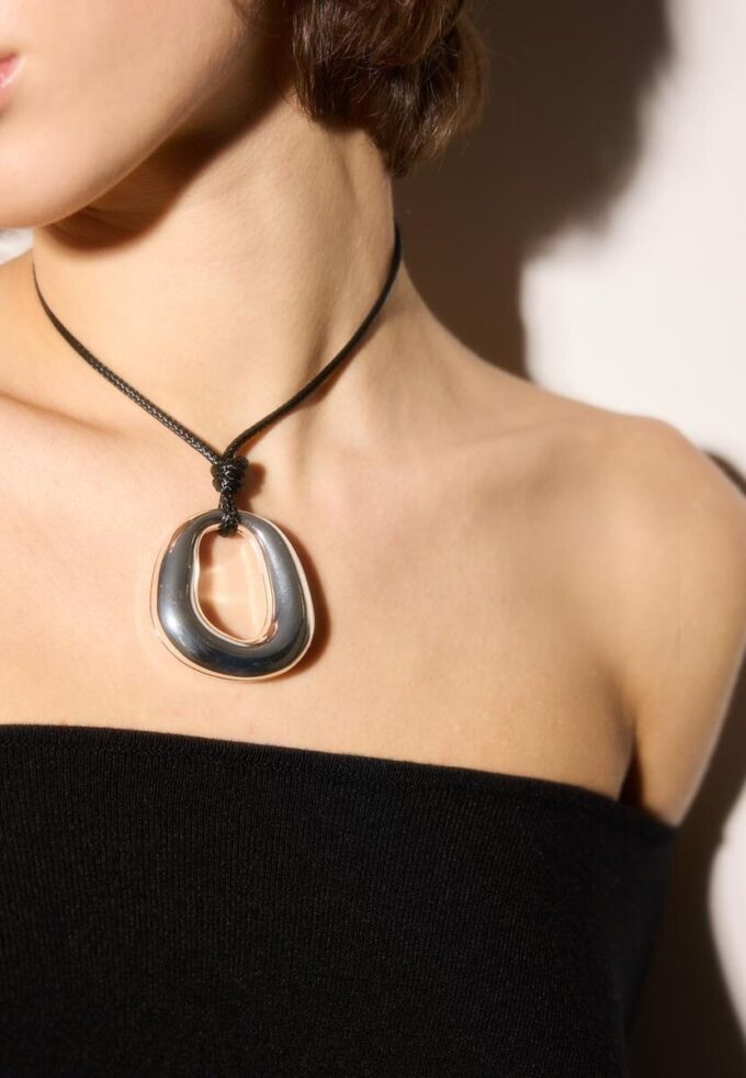 Snörhalsband med berlock