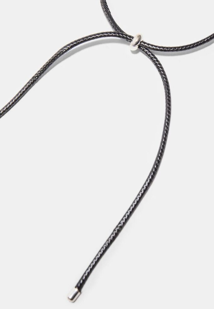 Snörhalsband med berlock