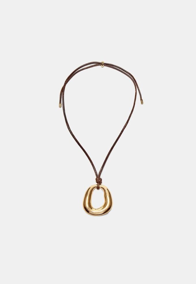 Snörhalsband med berlock