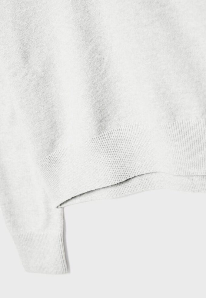 Soft Touch-basplagg med stickade detaljer