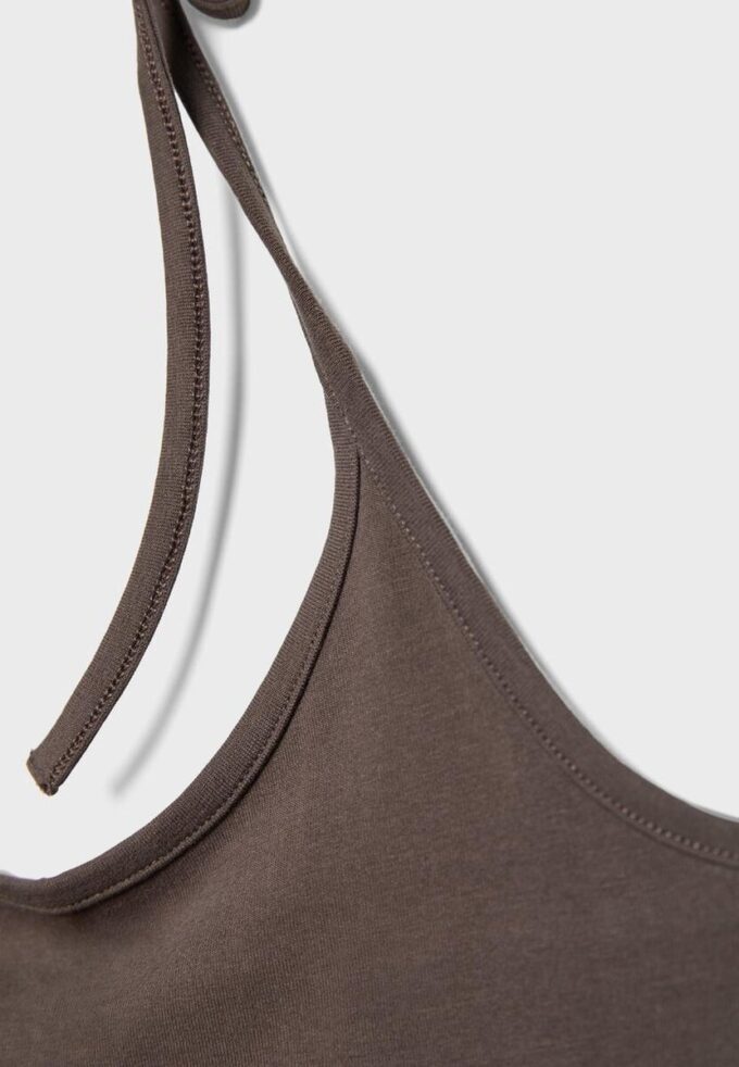 Stickad halterneck-toppar