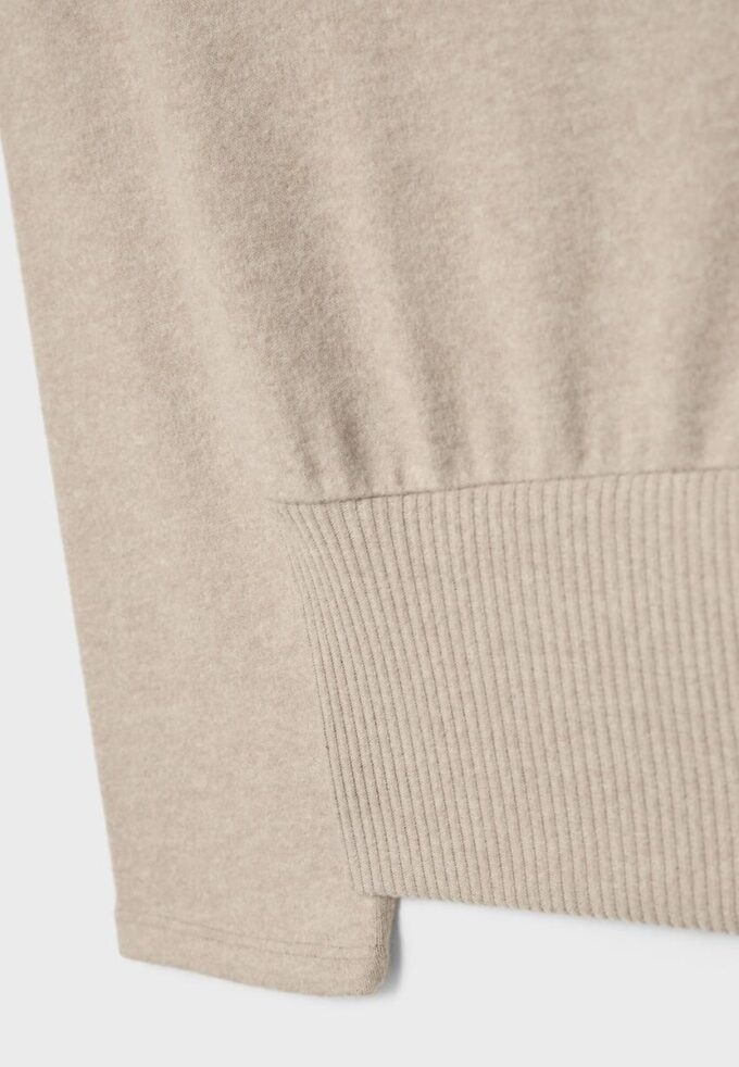 Stickad T-shirt med båthals och skärp som bälte