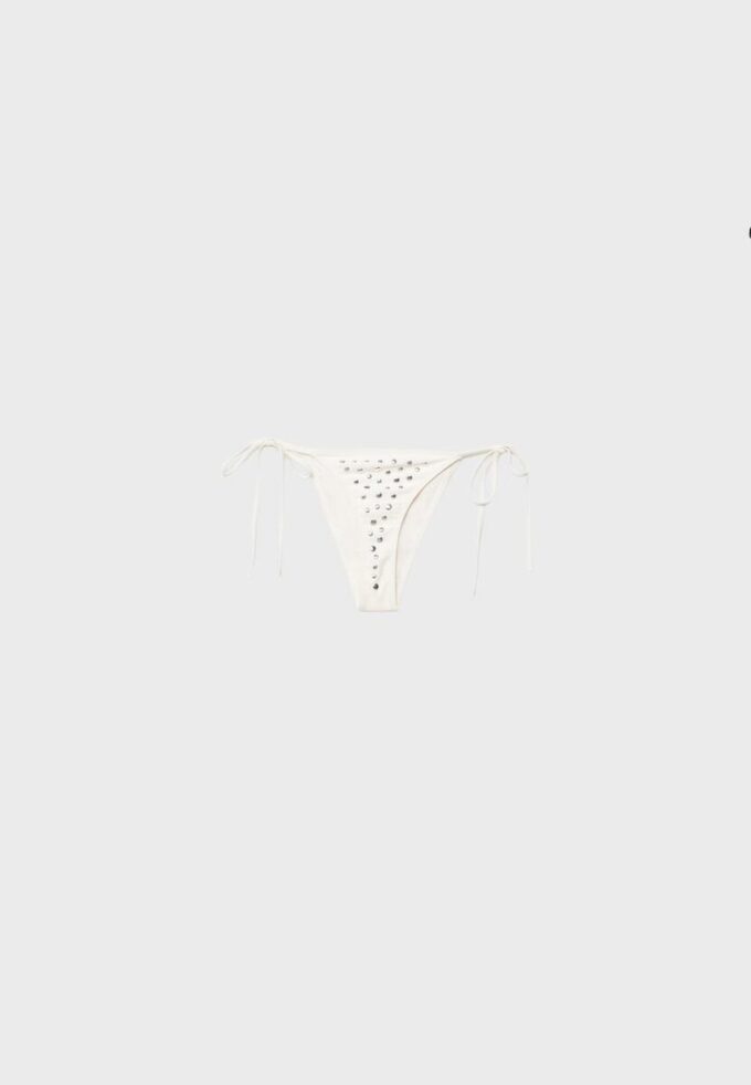 Stora brasilianska bikinitrosor med nitar