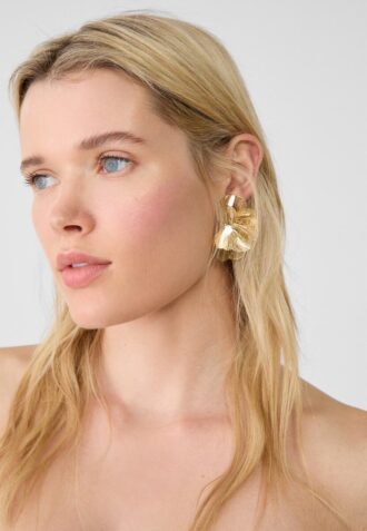 Strukturerade blommiga örhängen
