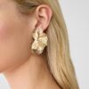 Strukturerade blommiga örhängen