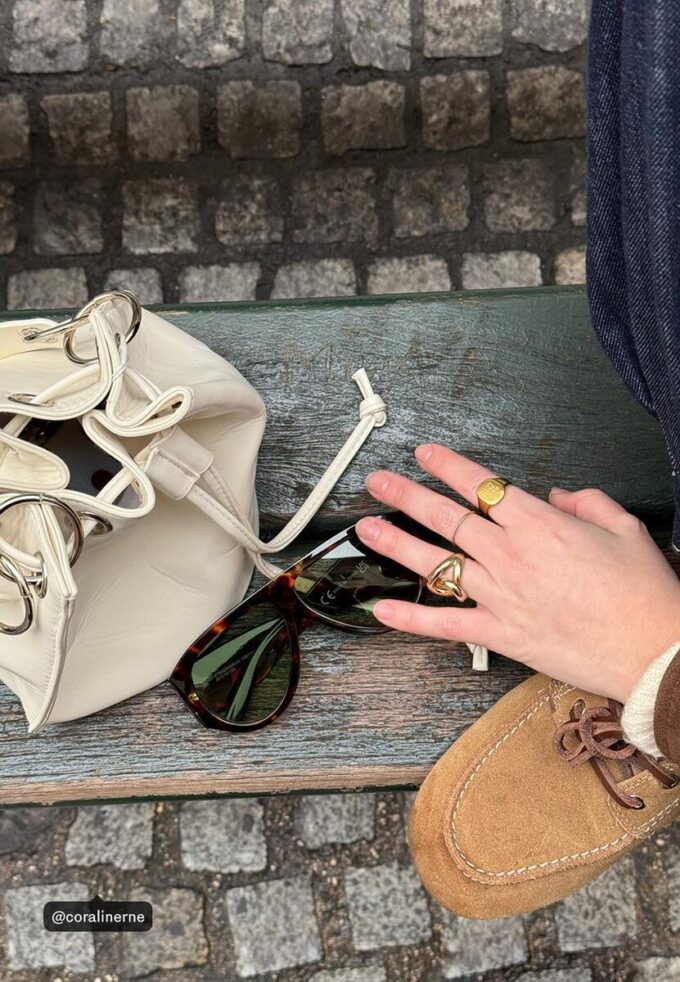 Styv bucketväska med öglor