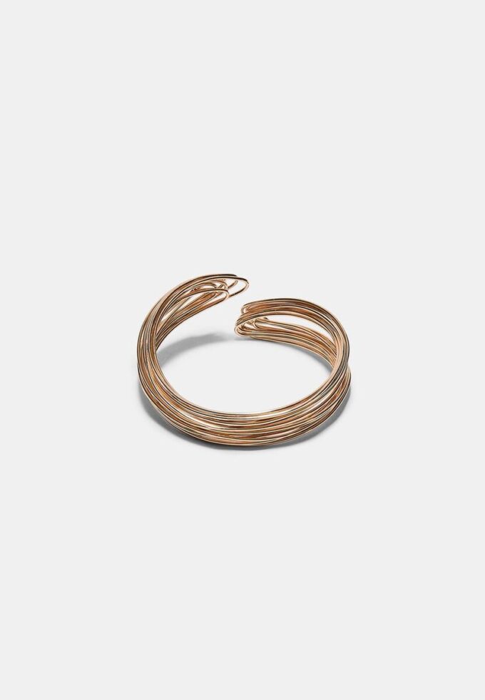 Styvt armband med metalltrådar
