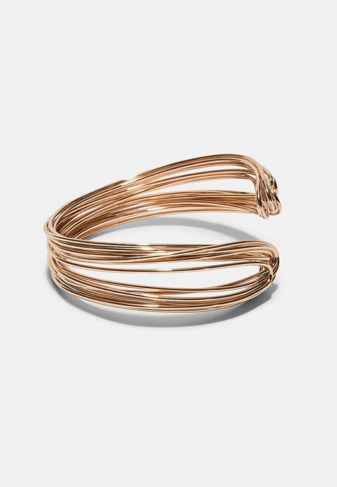 Styvt armband med metalltrådar
