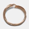 Styvt armband med metalltrådar