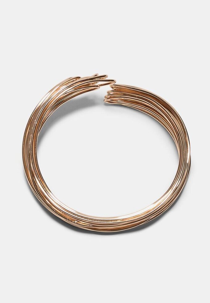 Styvt armband med metalltrådar