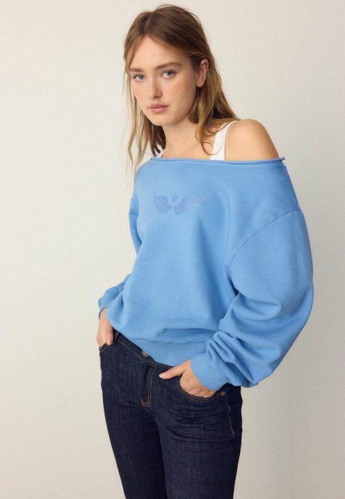 Sweatshirt med båthals och strassvingar Sweatshirt med båthals och strassvingar