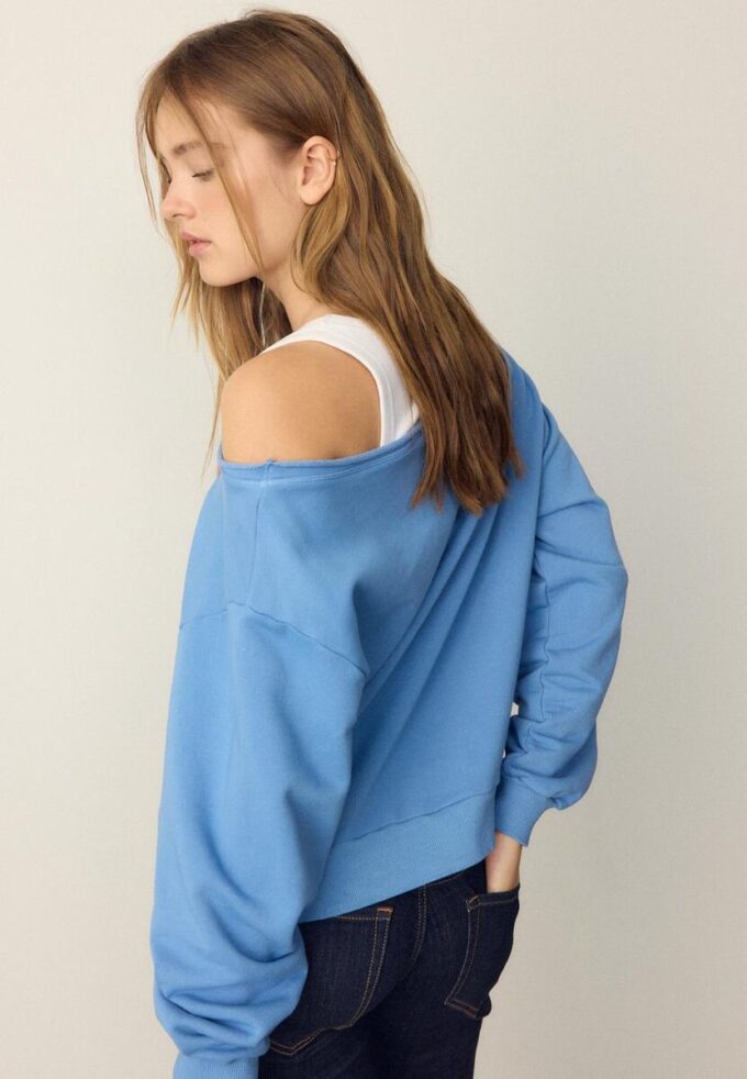 Sweatshirt med båthals och strassvingar Sweatshirt med båthals och strassvingar