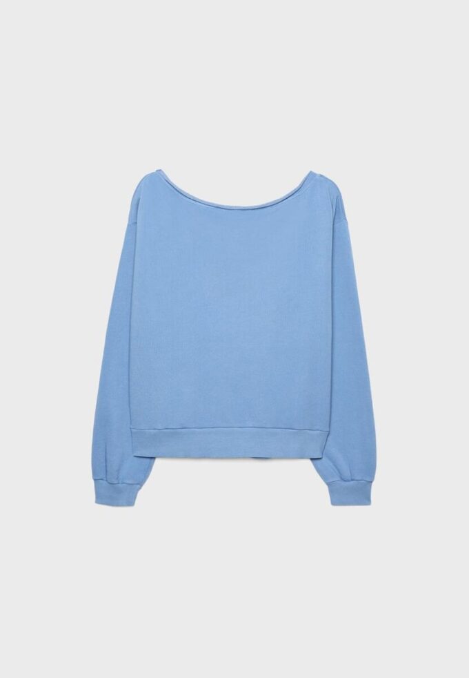 Sweatshirt med båthals och strassvingar Sweatshirt med båthals och strassvingar