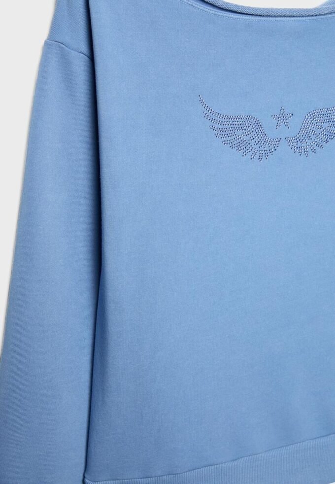 Sweatshirt med båthals och strassvingar Sweatshirt med båthals och strassvingar