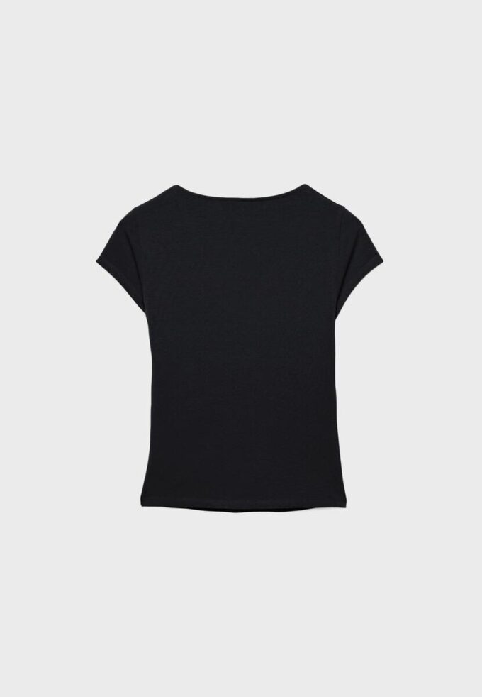 T-shirt med V-ringning och korta ärmar T-shirt med V-ringning och korta ärmar