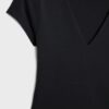 T-shirt med V-ringning och korta ärmar T-shirt med V-ringning och korta ärmar