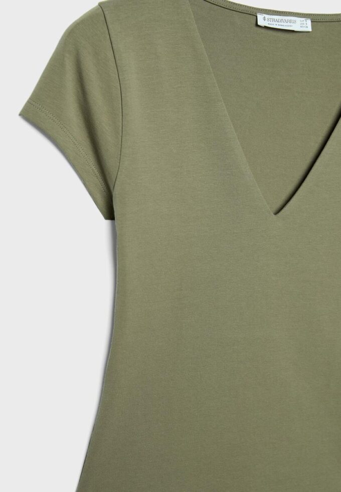 T-shirt med V-ringning och korta ärmar T-shirt med V-ringning och korta ärmar