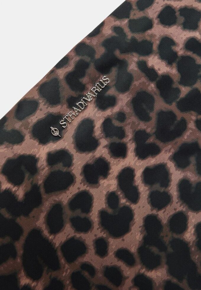 Toalettväska med leopardmönster och dragkedja