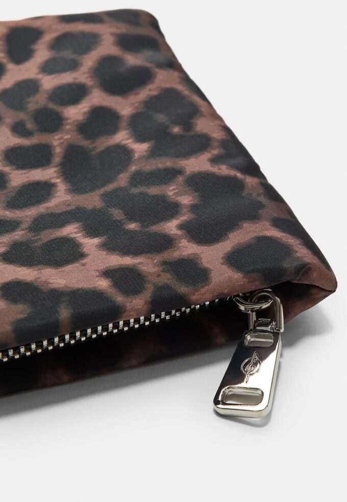 Toalettväska med leopardmönster och dragkedja
