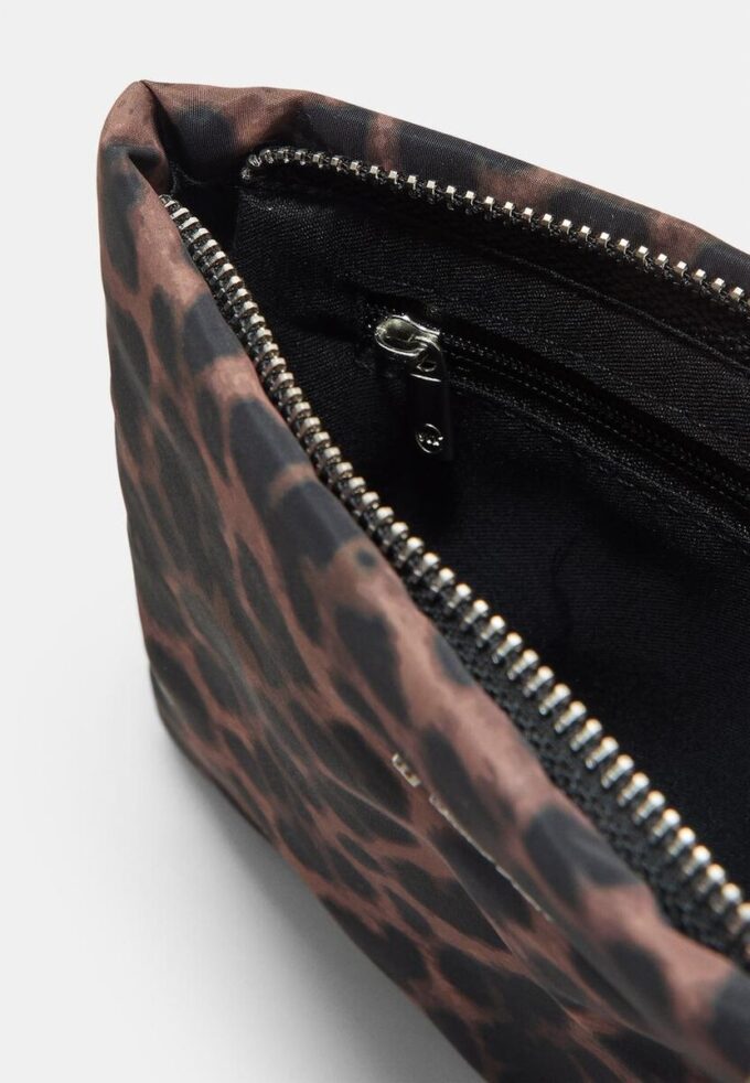 Toalettväska med leopardmönster och dragkedja