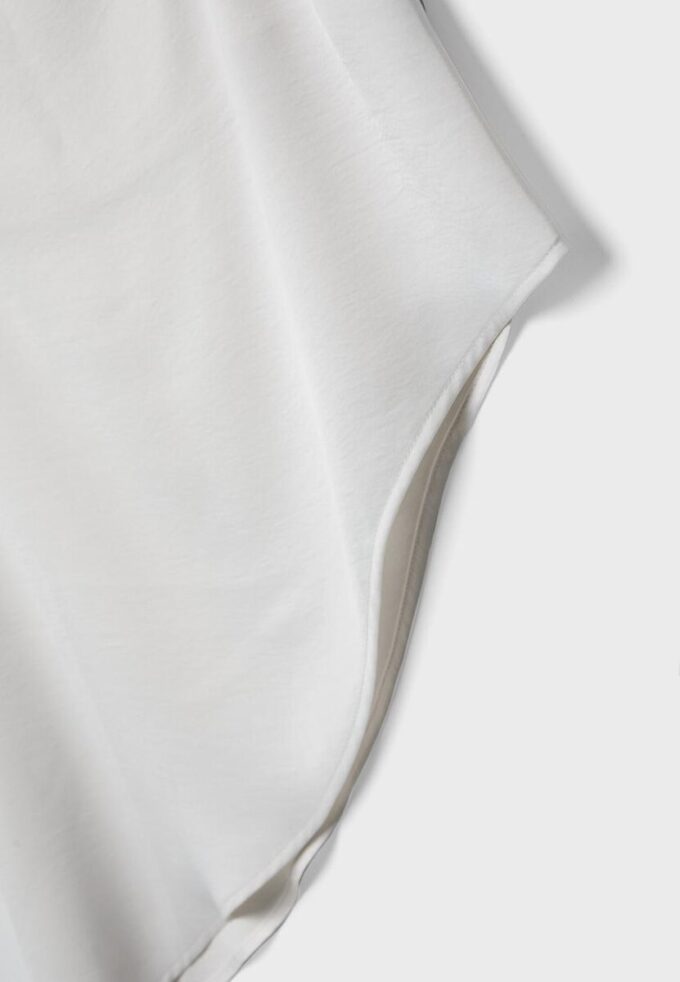 Toppar i satin med asymmetrisk fåll