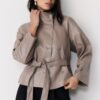 Trenchcoat med hög krage i skinnimitation Trenchcoat med hög krage i skinnimitation