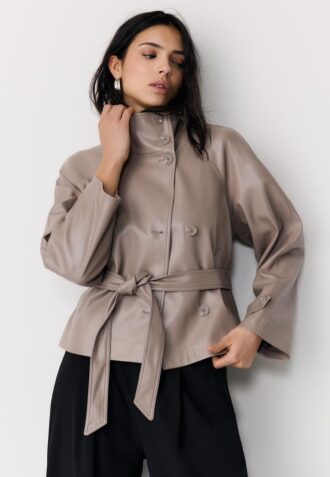 Trenchcoat med hög krage i skinnimitation