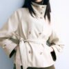 Trenchcoat med hög krage i skinnimitation Trenchcoat med hög krage i skinnimitation