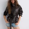 Trenchcoat med hög krage i skinnimitation Trenchcoat med hög krage i skinnimitation