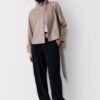 Trenchcoat med hög krage i skinnimitation Trenchcoat med hög krage i skinnimitation