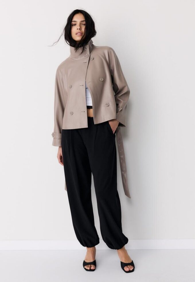 Trenchcoat med hög krage i skinnimitation Trenchcoat med hög krage i skinnimitation