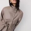Trenchcoat med hög krage i skinnimitation Trenchcoat med hög krage i skinnimitation
