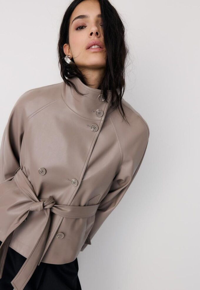 Trenchcoat med hög krage i skinnimitation Trenchcoat med hög krage i skinnimitation