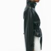 Trenchcoat med hög krage i skinnimitation